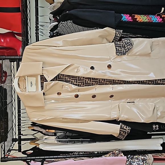 Authentic Fendi A Effet Verni Long Trench Coat - Picture 5 of 17
